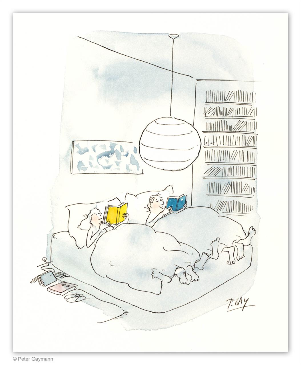 Paar liest Bücher in Doppelbett Paar liest Bücher in Doppelbett